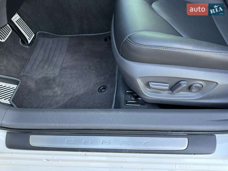 Седан Toyota Camry 2020 в Киеве