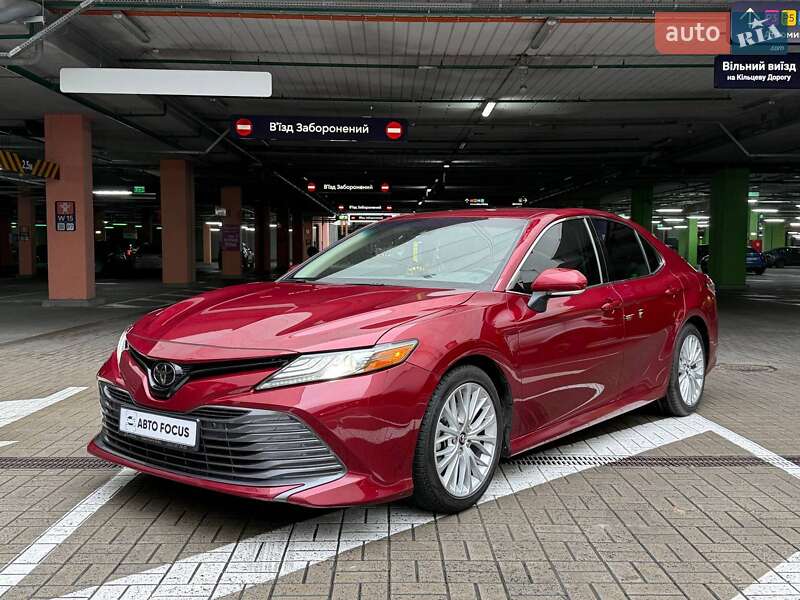 Седан Toyota Camry 2018 в Киеве