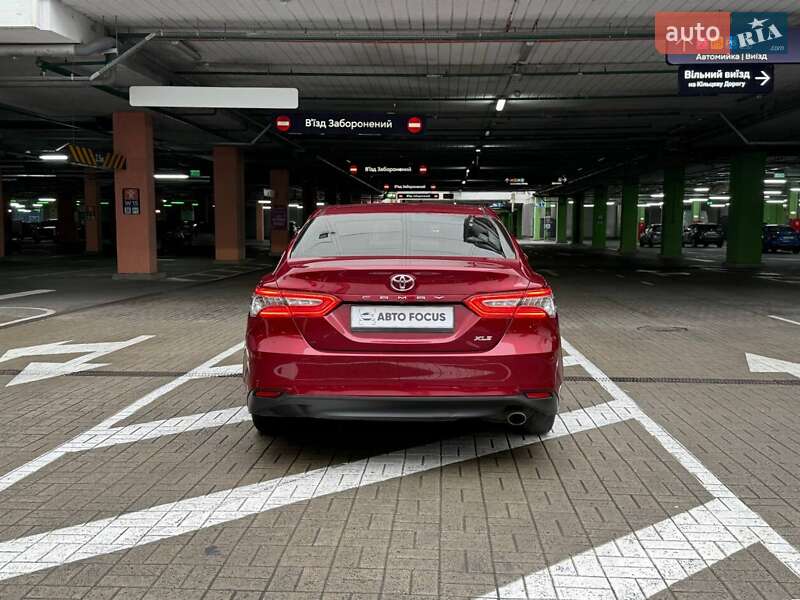 Седан Toyota Camry 2018 в Киеве