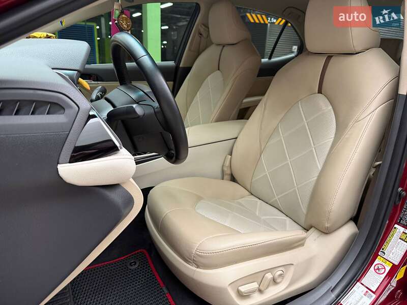 Седан Toyota Camry 2018 в Киеве