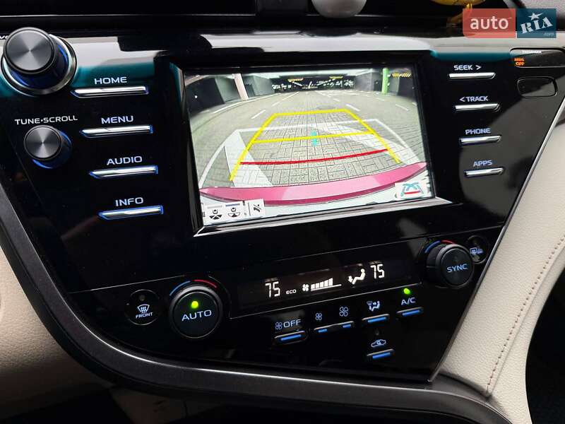 Седан Toyota Camry 2018 в Киеве