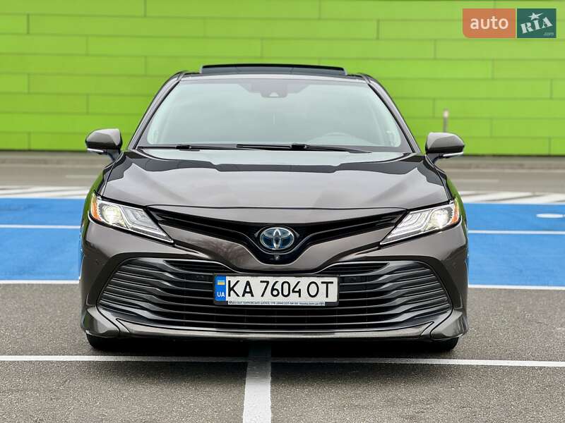 Седан Toyota Camry 2019 в Киеве