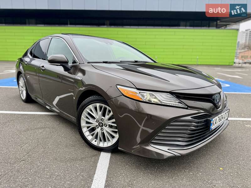 Седан Toyota Camry 2019 в Киеве