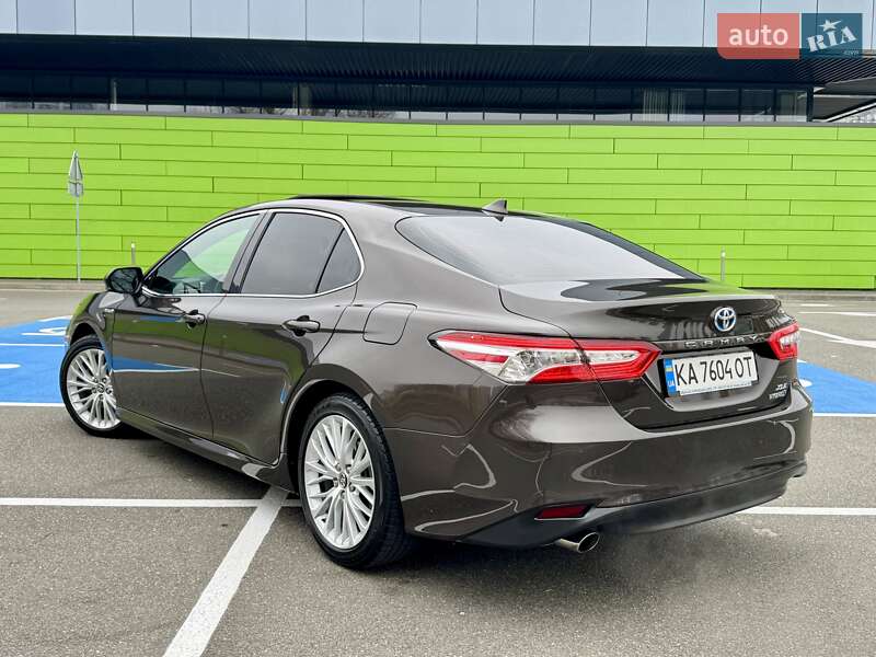 Седан Toyota Camry 2019 в Киеве