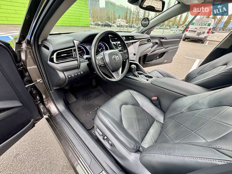 Седан Toyota Camry 2019 в Киеве