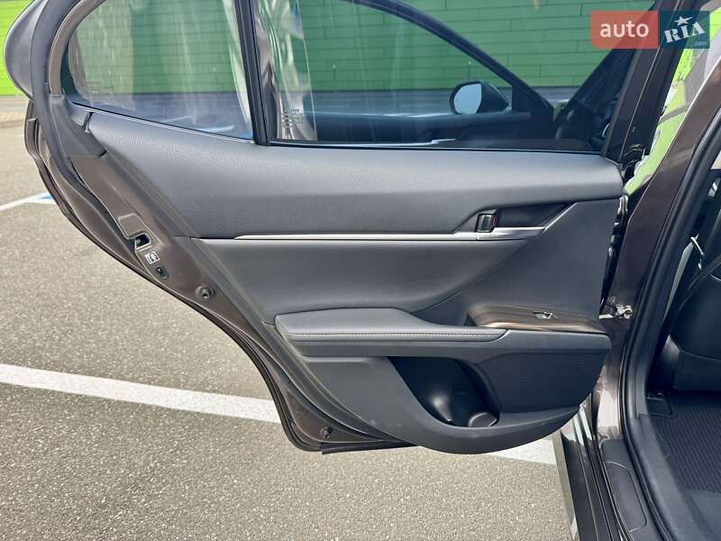 Седан Toyota Camry 2019 в Киеве