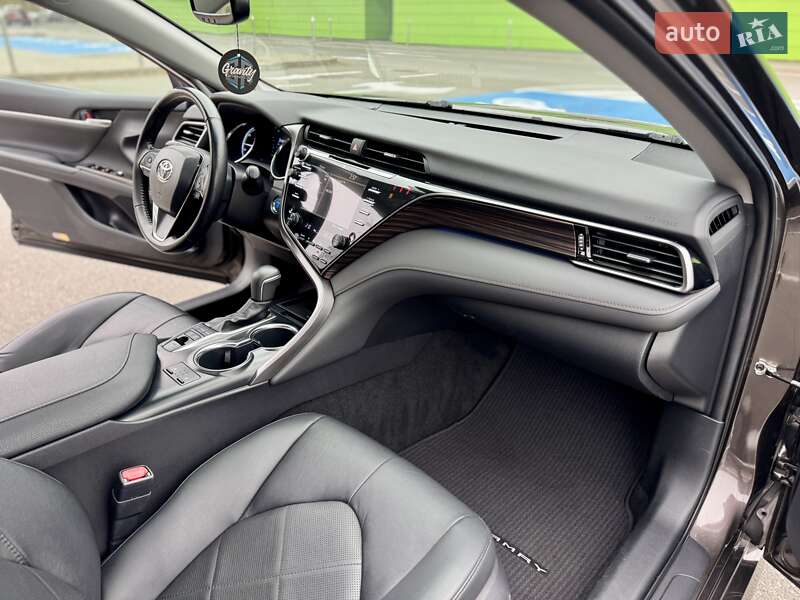 Седан Toyota Camry 2019 в Киеве