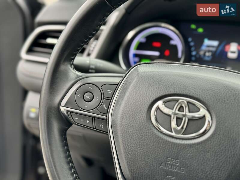 Седан Toyota Camry 2019 в Киеве