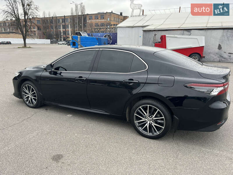 Седан Toyota Camry 2021 в Киеве