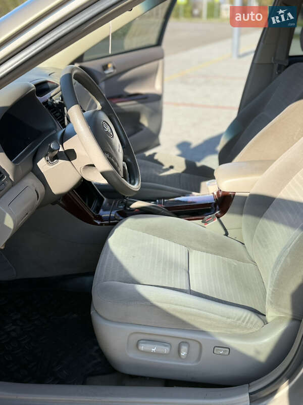 Седан Toyota Camry 2004 в Староконстантинове