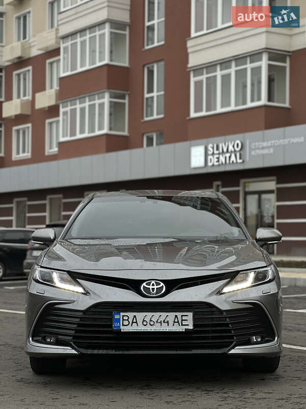 Седан Toyota Camry 2022 в Умани