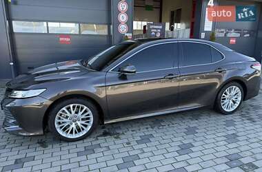 Седан Toyota Camry 2020 в Хусте