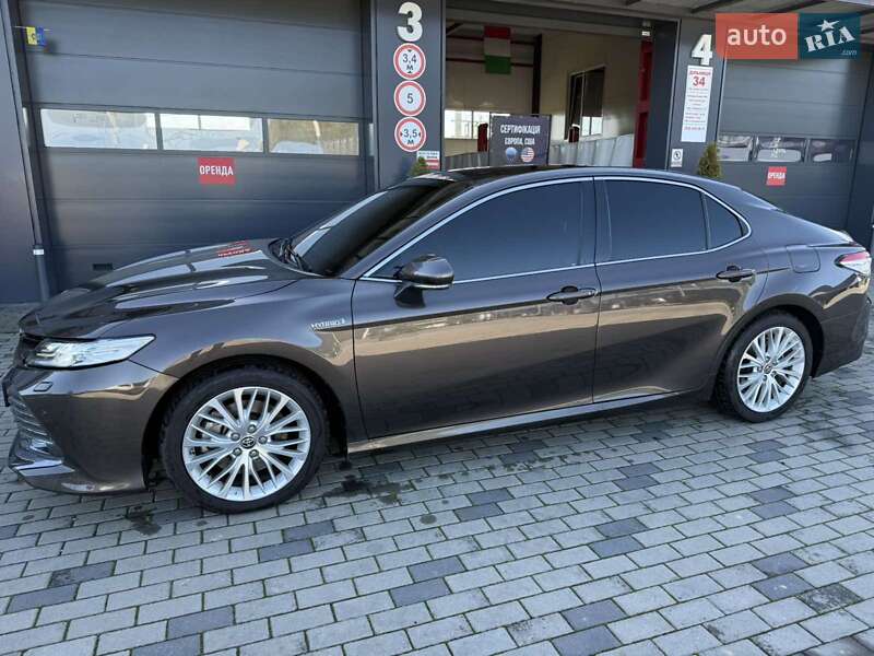 Седан Toyota Camry 2020 в Хусте