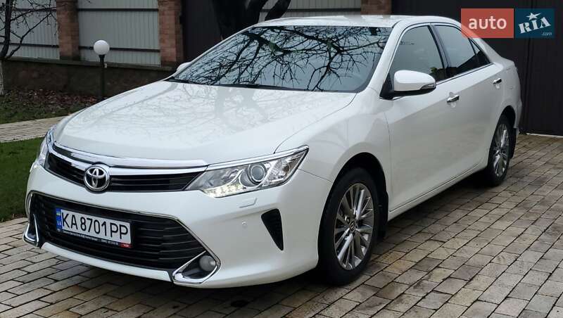 Седан Toyota Camry 2016 в Киеве