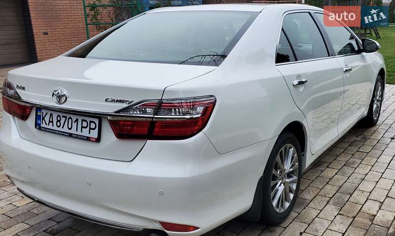 Седан Toyota Camry 2016 в Киеве