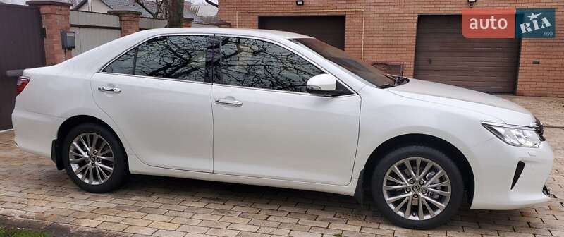 Седан Toyota Camry 2016 в Киеве
