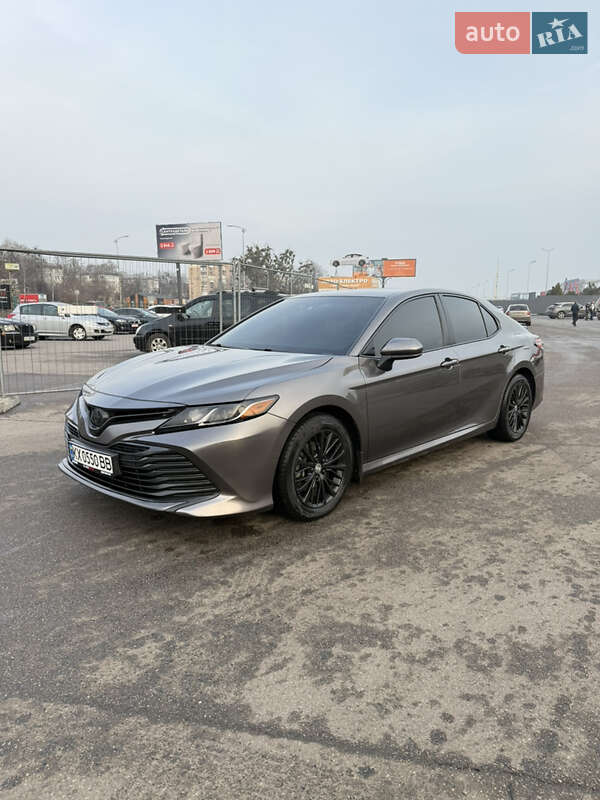 Седан Toyota Camry 2018 в Полтаве