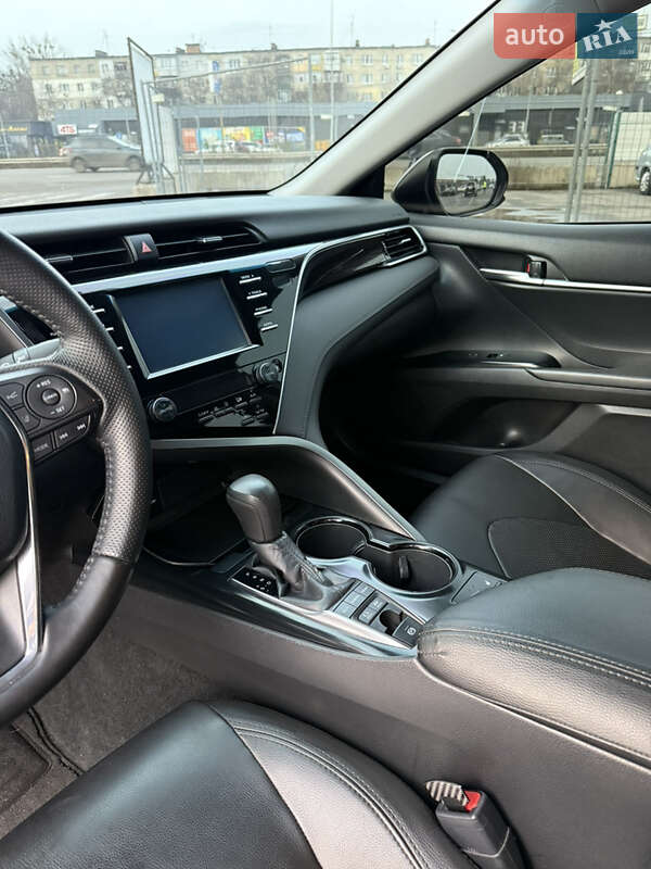 Седан Toyota Camry 2018 в Полтаве