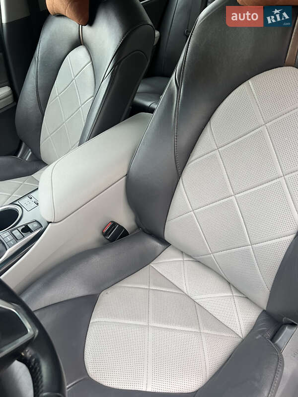 Седан Toyota Camry 2017 в Южноукраїнську