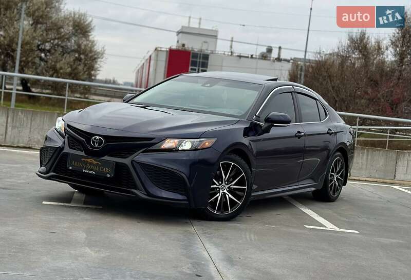 Седан Toyota Camry 2020 в Киеве