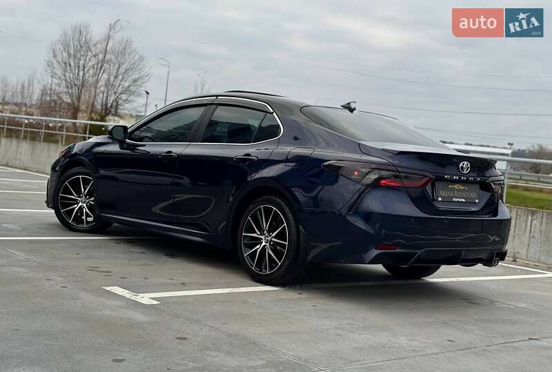 Седан Toyota Camry 2020 в Киеве