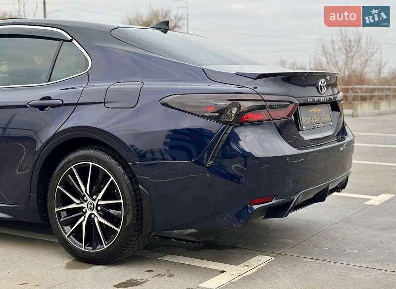 Седан Toyota Camry 2020 в Киеве