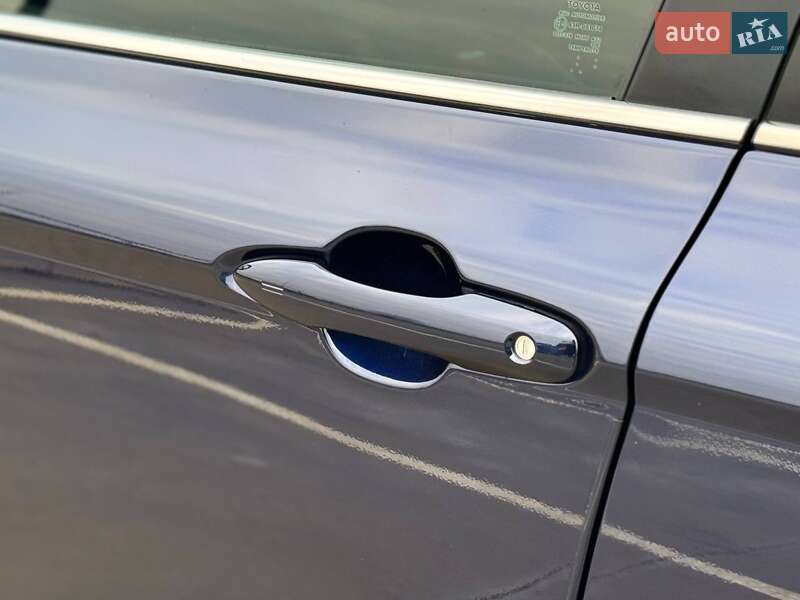 Седан Toyota Camry 2020 в Киеве