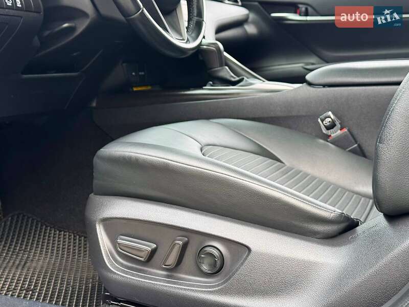 Седан Toyota Camry 2020 в Киеве