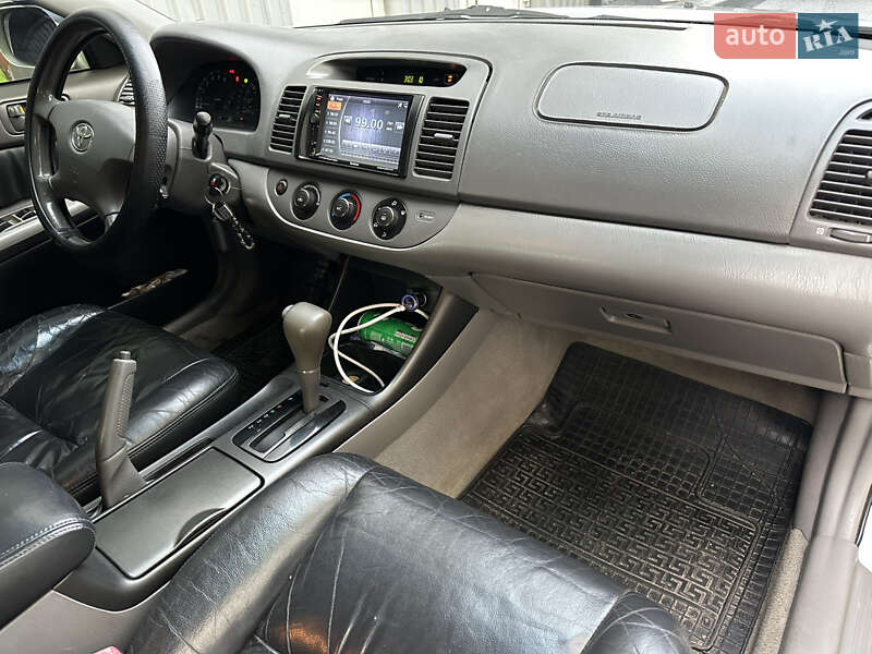 Седан Toyota Camry 2004 в Киеве