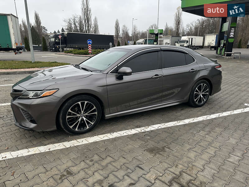 Седан Toyota Camry 2018 в Кременчуге