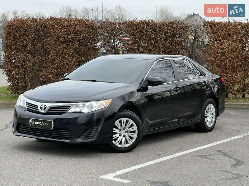 Седан Toyota Camry 2013 в Киеве