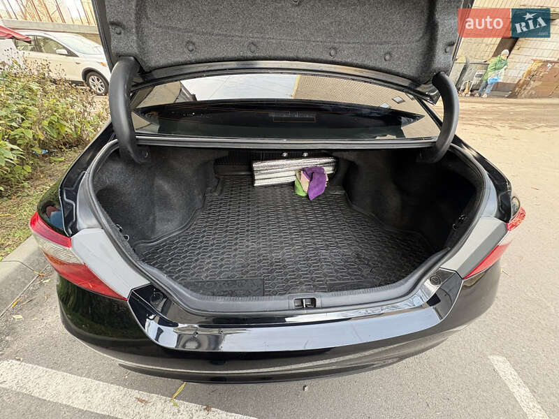 Седан Toyota Camry 2015 в Киеве