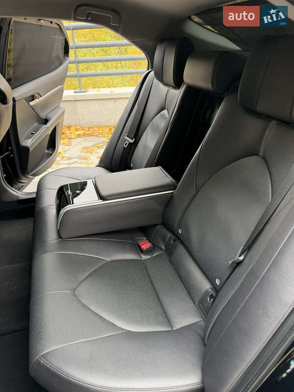 Седан Toyota Camry 2022 в Днепре