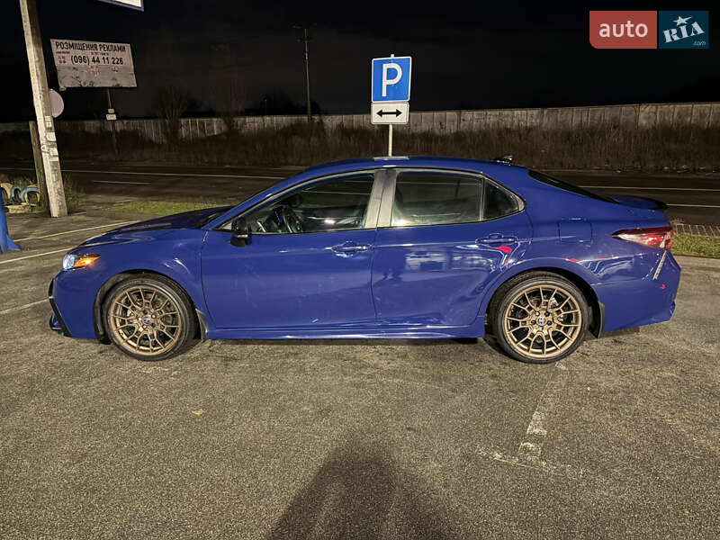 Седан Toyota Camry 2023 в Киеве