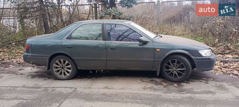 Седан Toyota Camry 2000 в Киеве