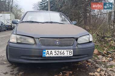 Седан Toyota Camry 2000 в Києві