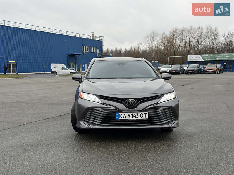 Седан Toyota Camry 2017 в Киеве