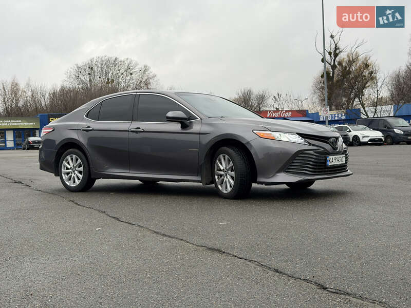 Седан Toyota Camry 2017 в Киеве