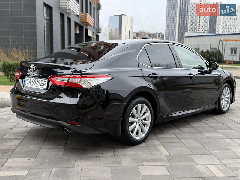 Седан Toyota Camry 2020 в Киеве