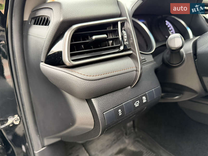 Седан Toyota Camry 2020 в Киеве