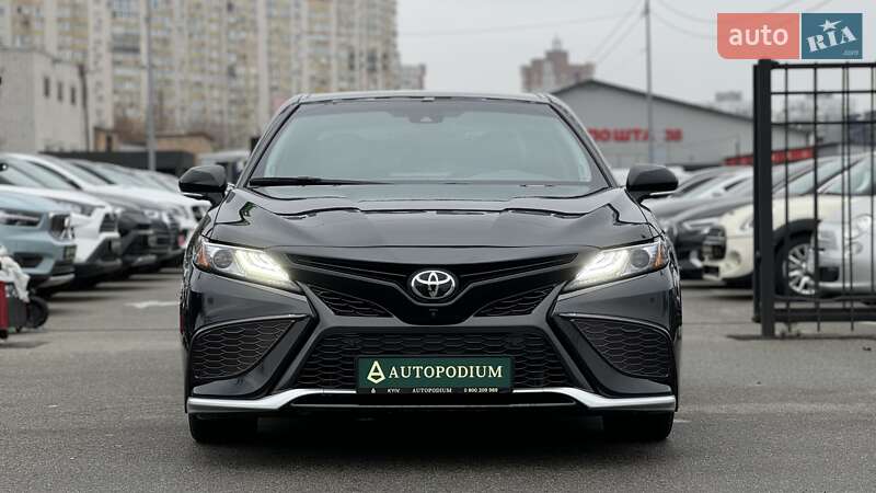 Седан Toyota Camry 2021 в Киеве