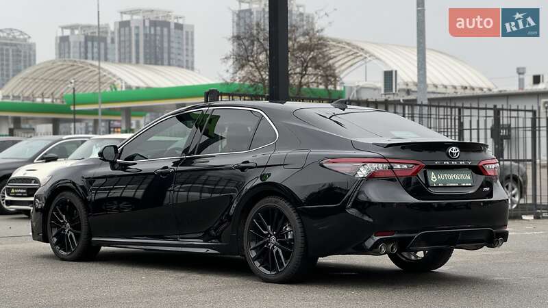 Седан Toyota Camry 2021 в Киеве