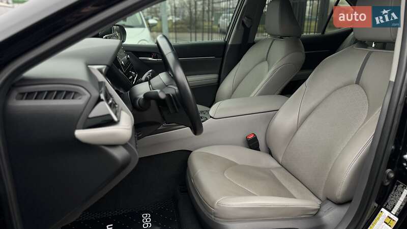 Седан Toyota Camry 2021 в Киеве