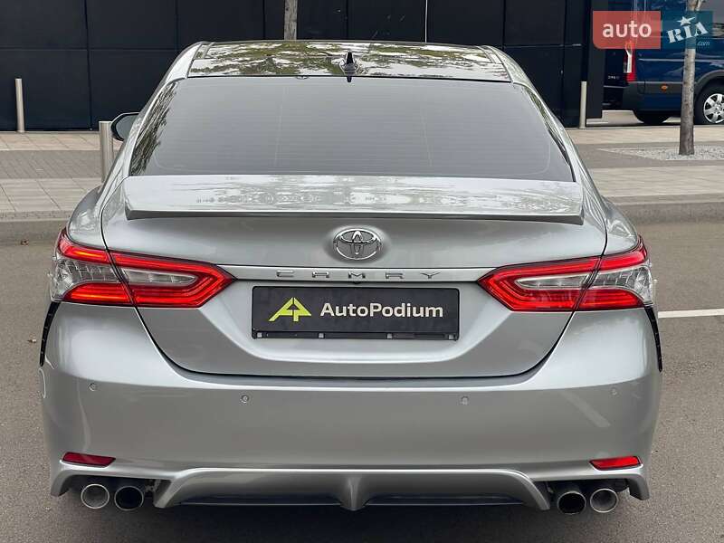 Седан Toyota Camry 2018 в Киеве