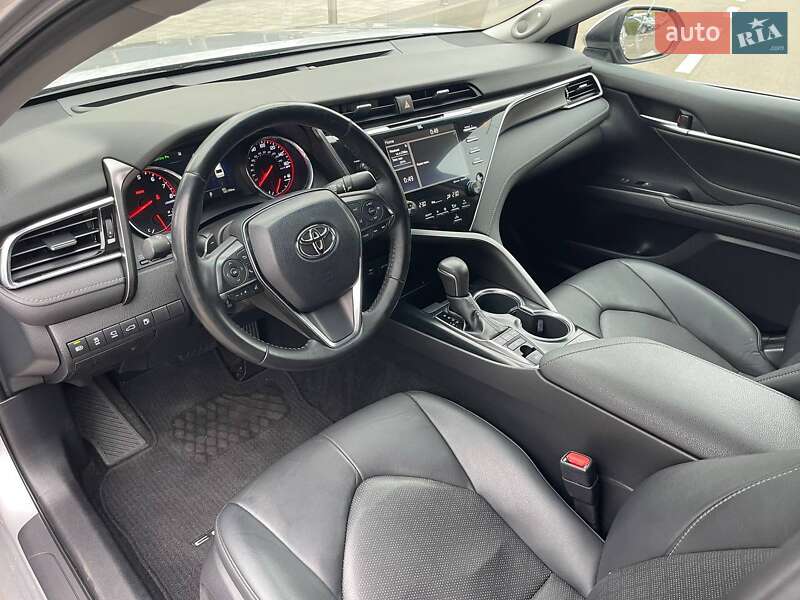 Седан Toyota Camry 2018 в Киеве