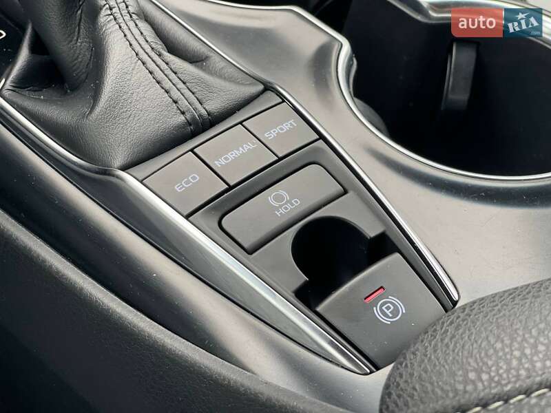 Седан Toyota Camry 2018 в Киеве