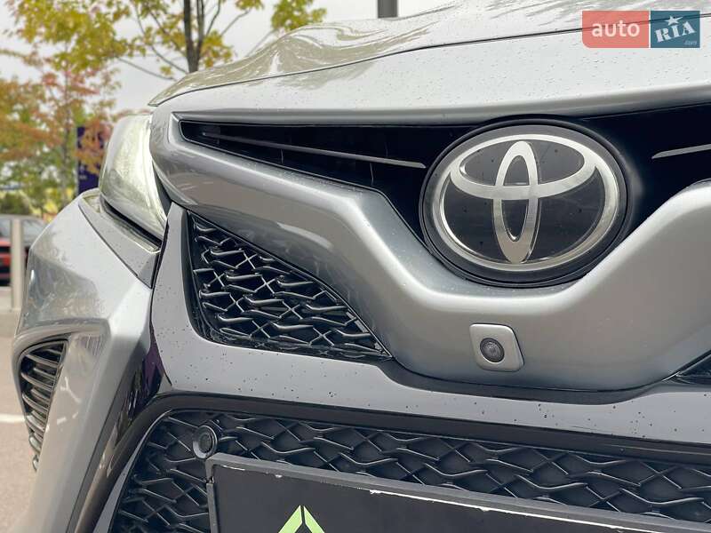 Седан Toyota Camry 2018 в Киеве