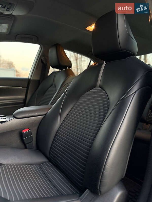 Седан Toyota Camry 2020 в Киеве