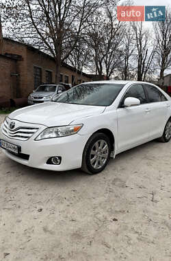 Седан Toyota Camry 2011 в Краснограде