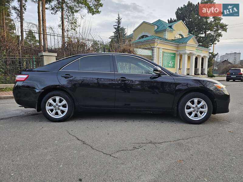 Седан Toyota Camry 2010 в Умани